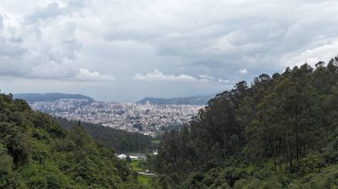 Şehrin havadan görünüşü Quito