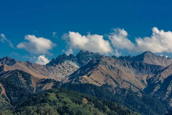 Dağlardaki güzel dağ manzarası.