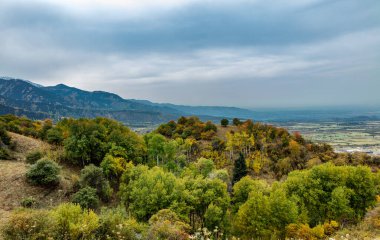 Dağlarda sonbahar manzarası