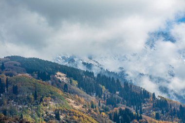 Dağlarla, ormanlarla ve bulutlarla dolu güzel sonbahar manzarası