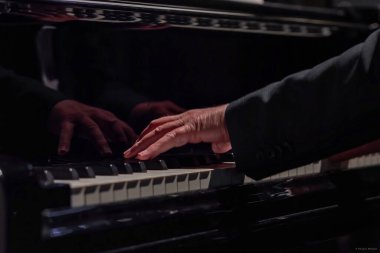 Yansımalı piyano çalan bir erkek el. Yüksek kalite fotoğraf
