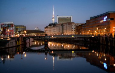 Berlin modern mimari gece görüşü. Yüksek kalite fotoğraf