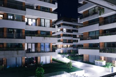 Modern binalar gece görüşü tasarlar. Yüksek kalite fotoğraf