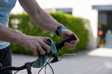 Bisiklet tamiri, temizlik, el temizliği ve detaylar. Yüksek kalite fotoğraf