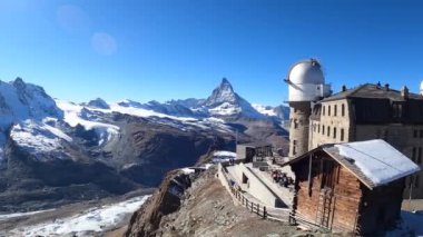 İsviçre 'nin karlı zirveleri. Zermat Dağı güneş ışığında gözlem güvertesinden. Yüksek kaliteli FullHD görüntüler