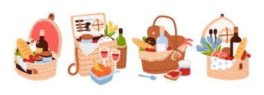 Çeşitli hasır piknik sepetleri ve yiyecek seti. Açık hava eğlencesi. Yiyecek ve içeceklerle engelle. 