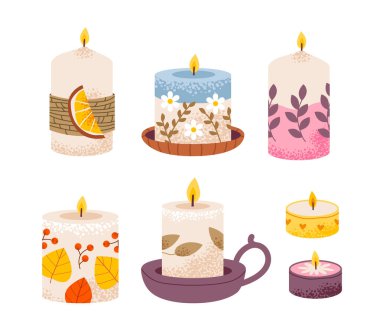 Beyaz arka planda, çiçekli ve şamdanlı sıcak mumlar. Kokulu mumlar, bitkiler ve çiçeklerle süslenmiş. Düz vektör illüstrasyonu