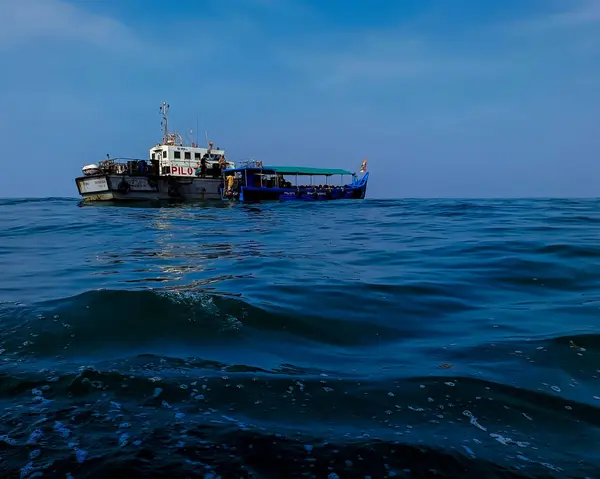 Guarda Costeira Está Falar Com Capitão Outro Navio Oceano — Fotografia de Stock