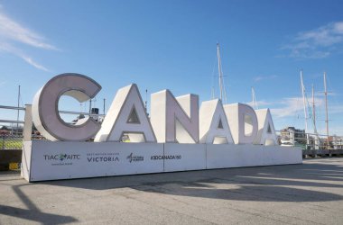 Victoria, British Columbia, Kanada 'daki Vancouver Adası' ndaki Victoria Limanı 'nda Kanada imzası