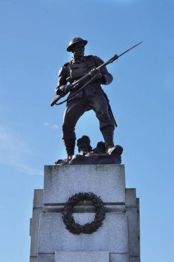 Victoria Savaşı Anıtı, Victoria, British Columbia, Kanada 'daki Britanya Kolumbiyası' ndaki Britanya Kolumbiyası Parlamentosu Binası önündeki bronz heykel.