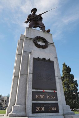 Victoria Savaşı Anıtı, Victoria, British Columbia, Kanada 'daki Britanya Kolumbiyası' ndaki Britanya Kolumbiyası Parlamentosu Binası önündeki bronz heykel.