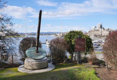 Victoria Limanı yakınlarındaki Wharf Caddesi 'ndeki Spindle Whorl tarihi işaretlerinden biri ve Victoria, British Columbia, Kanada' daki Vancouver Adası 'ndaki David Foster Walkway.