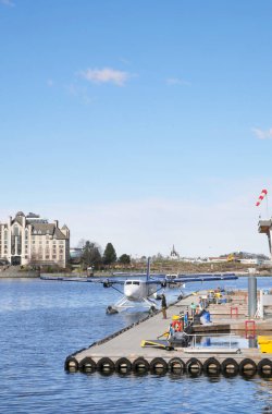 Victoria, British Columbia, Kanada 'daki Vancouver Adası' ndaki Victoria Harbour Havalimanı 'na park etmiş bir liman uçağı.