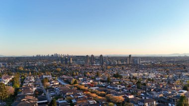 Kanada 'nın Britanya Kolumbiyası' ndaki bahar sezonunda Burnaby 'nin ufuk çizgisi üzerinde güzel bir günbatımı.