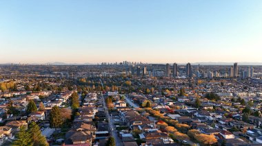 Kanada 'nın Britanya Kolumbiyası' ndaki bahar sezonunda Burnaby 'nin ufuk çizgisi üzerinde güzel bir günbatımı.