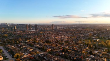 Kanada 'nın Britanya Kolumbiyası' ndaki bahar sezonunda Burnaby 'nin ufuk çizgisi üzerinde güzel bir günbatımı.