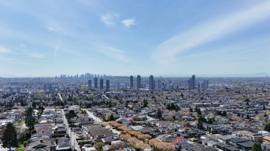 Britanya Kolumbiyası, Kanada 'da bir bahar sezonunda Aşağı Anakarada Burnaby' nin silüeti.