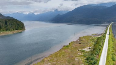 Pitt Meadows, British Columbia, Kanada 'da bahar sezonunda Grant Narrows Bölge Parkı' nın hava manzarası.