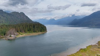 Pitt Meadows, British Columbia, Kanada 'da bahar sezonunda Grant Narrows Bölge Parkı' nın hava manzarası.