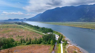 Pitt Meadows, British Columbia, Kanada 'da bahar sezonunda Grant Narrows Bölge Parkı' nın hava manzarası.