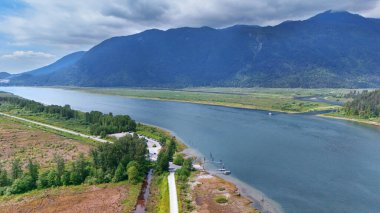 Pitt Meadows, British Columbia, Kanada 'da bahar sezonunda Grant Narrows Bölge Parkı' nın hava manzarası.