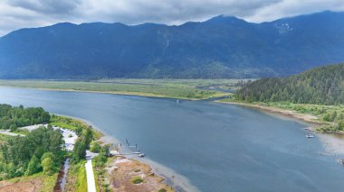 Pitt Meadows, British Columbia, Kanada 'da bahar sezonunda Grant Narrows Bölge Parkı' nın hava manzarası.