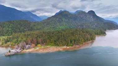 Pitt Meadows, British Columbia, Kanada 'da bahar sezonunda Grant Narrows Bölge Parkı' nın hava manzarası.