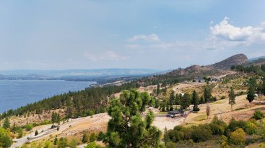Lakeshore Yolu 'ndaki Okanagan Gölü' nün Kelowna, Britanya Kolumbiyası, Kanada 'da yaz mevsiminde havadan görünüşü.