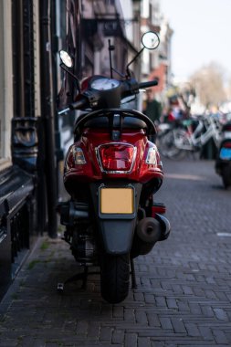 Caddede duran kırmızı bir bisikletin arka planı.