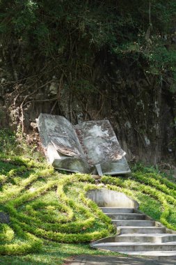 Kemesraan Parkı, Pujon, Batu Malang. beton kitap anıtı 