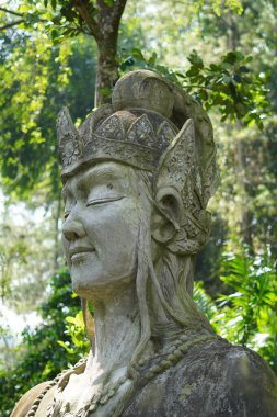 Kemesraan Park, Pujon, Batu Malang 'daki yeşil yaz ağaçları arasındaki dev tanrıça heykeli. 