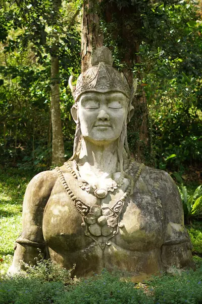 Kemesraan Park, Pujon, Batu Malang 'daki yeşil yaz ağaçları arasındaki dev tanrıça heykeli. 