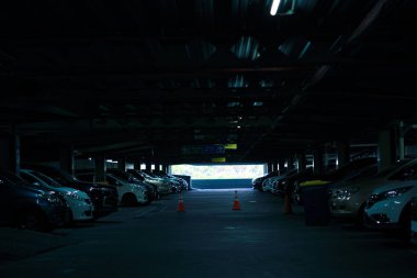 AVM 'de LED ışıklarının yandığı karanlık bir otopark.