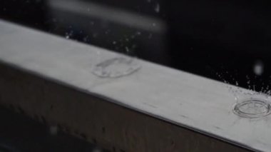 Balkon korkuluklarında yağmur damlaları