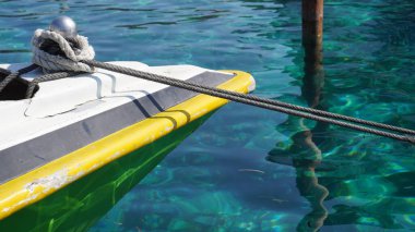 Gili Trawangan adası Lombok 'un rıhtımında çok berrak turkuaz deniz suyuyla duran beyaz bir tekne.