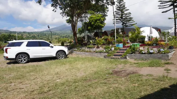 Sembalun Lombok 'taki Rinjani Dağı yakınlarındaki bir handa ziyaretçilerin otoparkı.