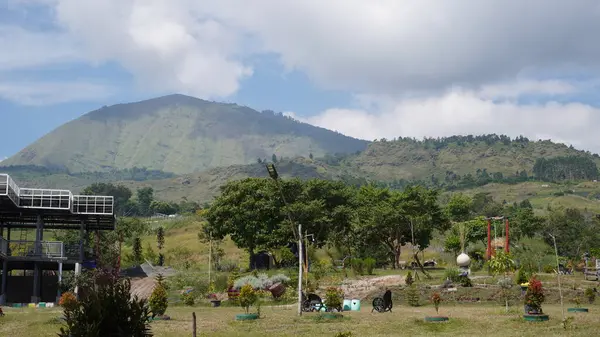 Rinjani Dağı 'nın eteğindeki bir handan sabah Rinjani Dağı' nın manzarası.