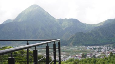 Sembalun Lombok 'taki Kebon Kupi Kafe' sinden yeşil tepeler, şehirler ve Rinjani Dağı manzarası