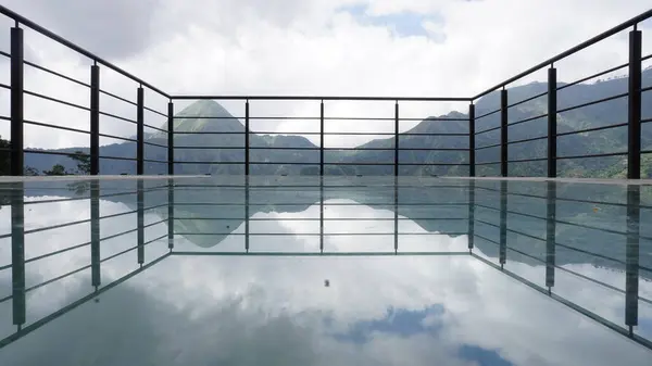 Cam köprü Lombok Kafe 'de şehir manzaralı ve Rinjani Dağı ve yeşil tepeli bir fotoğraf noktası.