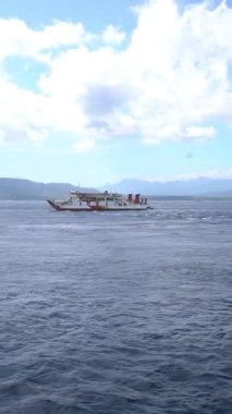 Bir tekne sabah okyanusun ortasında hareket ediyor.