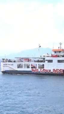 Sabahleyin Ketapang-Gilimanuk limanı Endonezya 'da bir feribot hareket ediyor.
