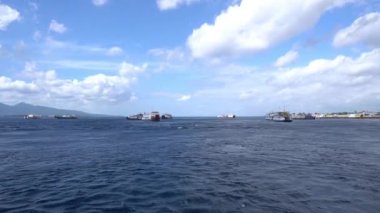 Bir grup gemi sabah Ketapang ve Gilimanuk limanları arasında denizin ortasında hareket ediyor.