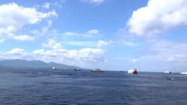 Bir grup gemi sabah Ketapang ve Gilimanuk limanları arasında denizin ortasında hareket ediyor.