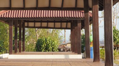 Loang Baloq Mataram 'ın kıyısında öğleden sonra çimento ve odundan yapılmış taraçalar.