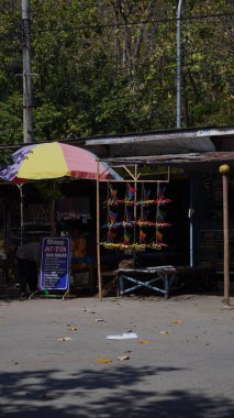 Pasir Putih sahilinde giysi ve oyuncak gibi hediyelik eşya satan sahildeki bakkal.