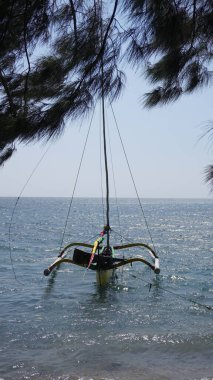 Gün boyunca Pasir Putih Situbondo sahilinde geleneksel bir tekne.