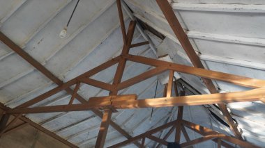 Restoran müşterilerine şarkı çalmak için kullanılan binanın çatısına küçük siyah bir hoparlör monte edildi.