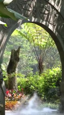 Taman Kemesraan, Pujon, Batu, Malang 'ın giriş kapısı. Gündüz sinemalarda geleneksel Endonezya konsepti, sisi ve bitkileri var.