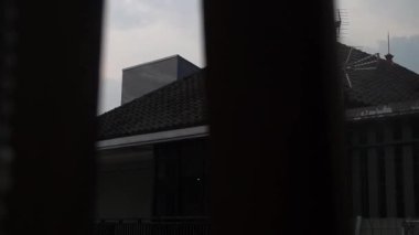 Öğleden sonra bir evin çatısının videosu. Gökyüzü kararmaya başlıyor.