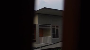 Öğleden sonra bir evin çatısının videosu. Gökyüzü kararmaya başlıyor.